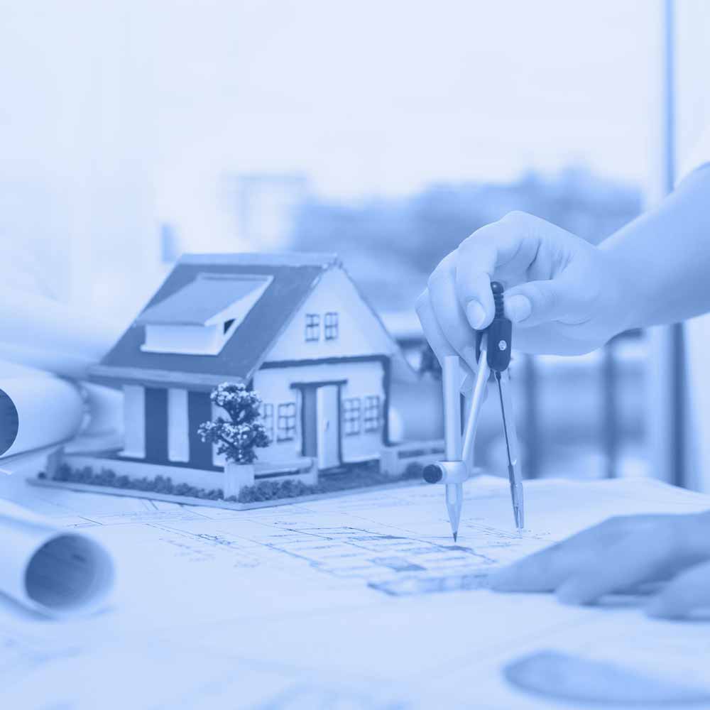 Modellhaus und Zirkel auf Bauplan – symbolisiert digitales Bauen und Wohnen für die Website