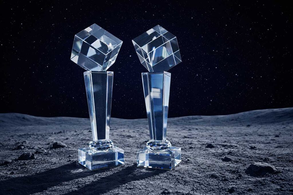 Pfeffermond gewinnt Deutschen Agenturpreis 2025 für Corporate Identity und Tippevent – Zwei Awards vor Weltall-Hintergrund.